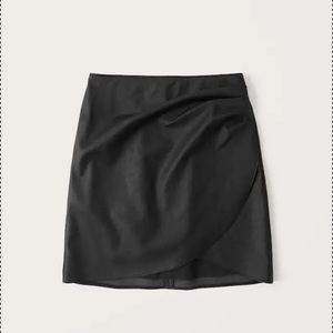 Vegan leather Ruched Mini skirt 💫